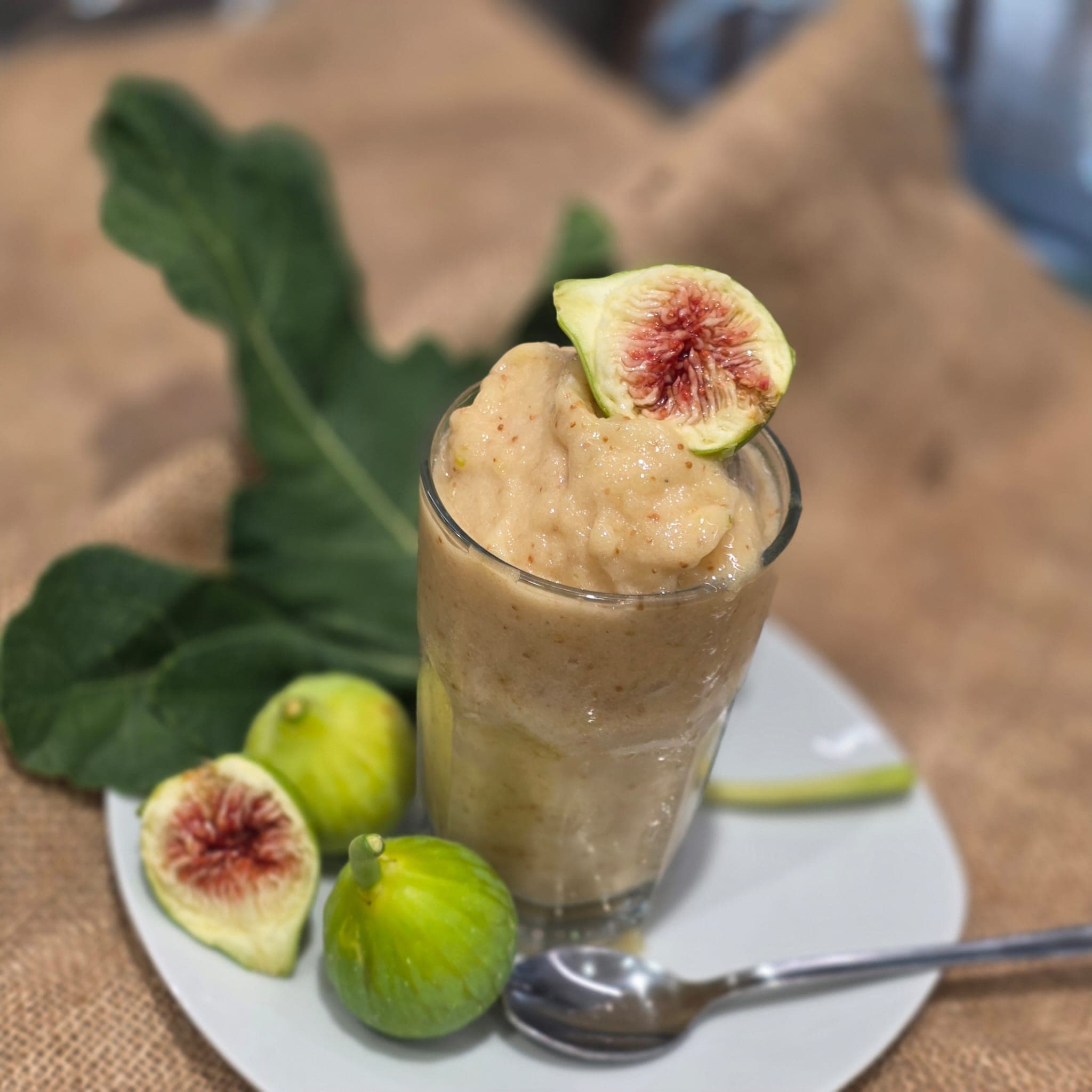 Granita di fico servita con fichi freschi
