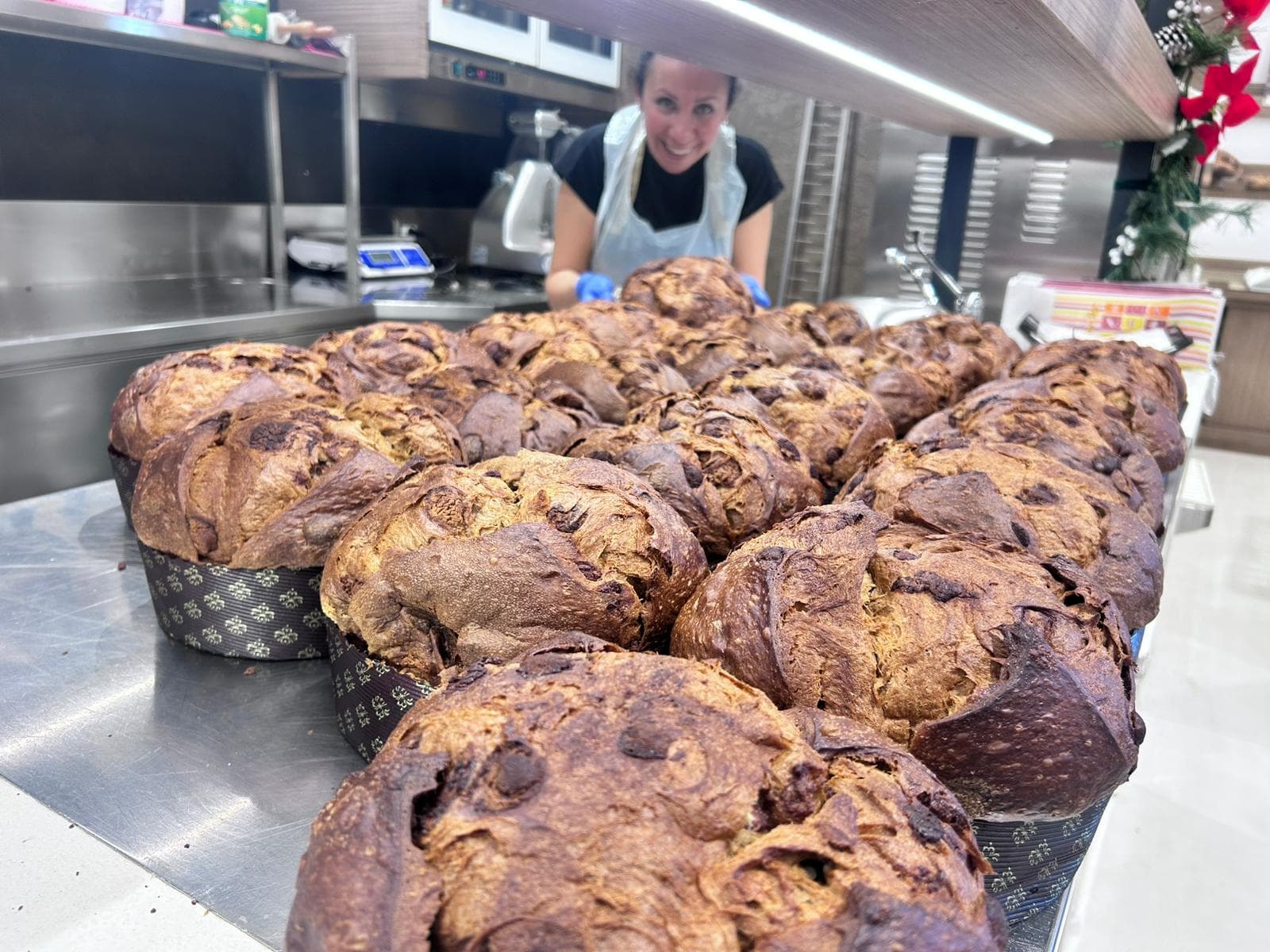 Valentina con una produzione di panettoni artigianali a Il Forno dell'Angolo