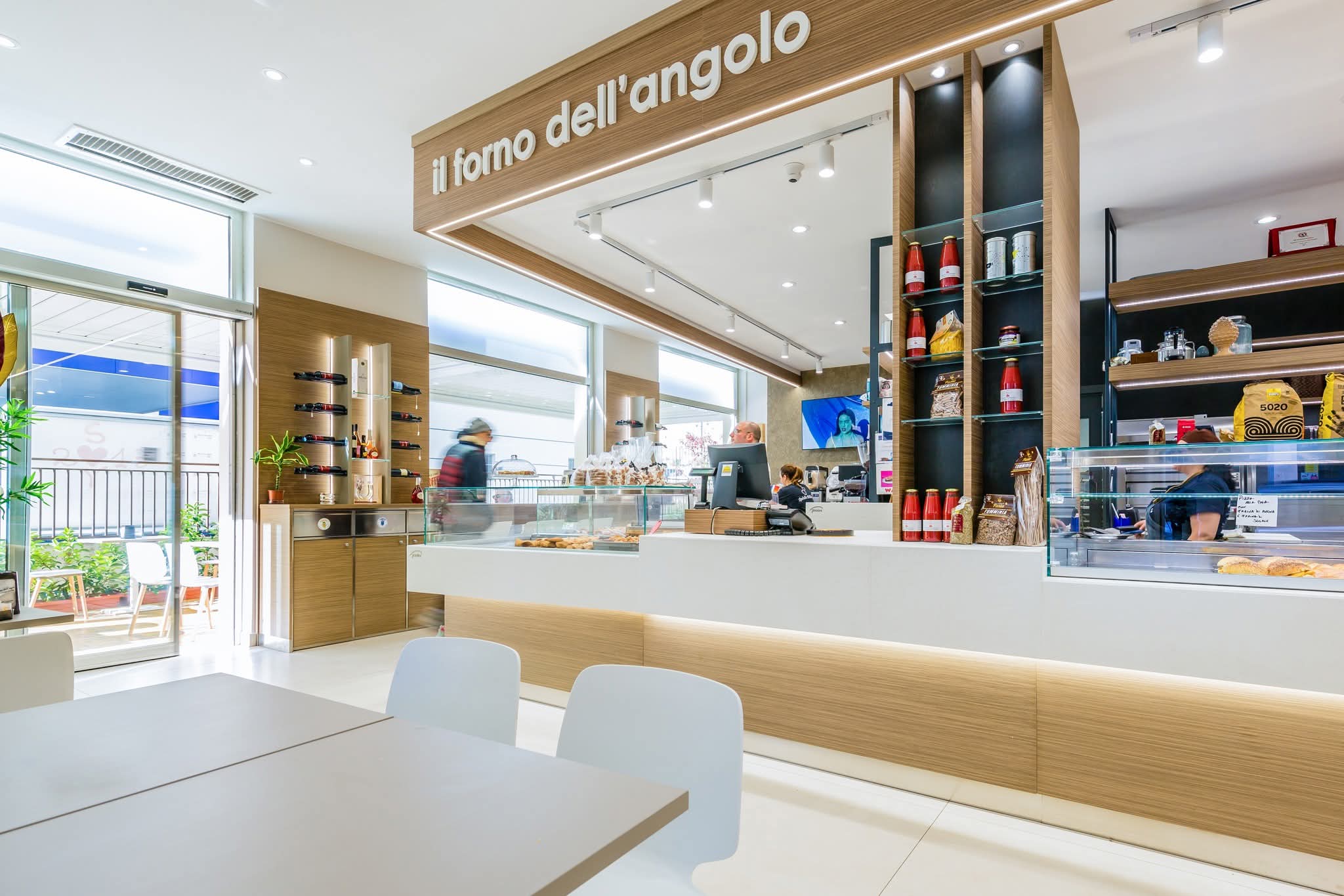 L'interno de Il Forno dell'Angolo, banco pasticceria e sala