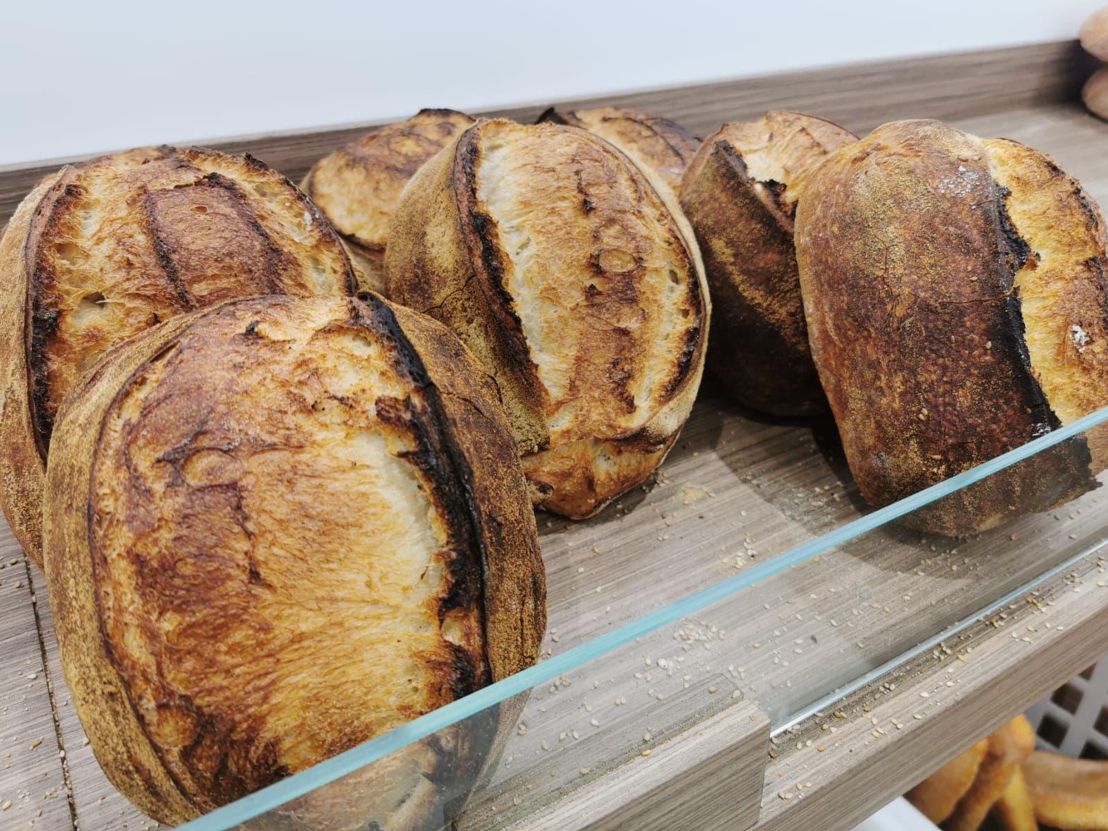 Pagnotte di pane rustico tagliate