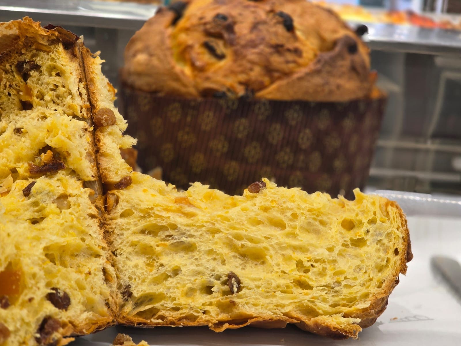 Panettone artigianale tagliato, alveolatura e canditi
