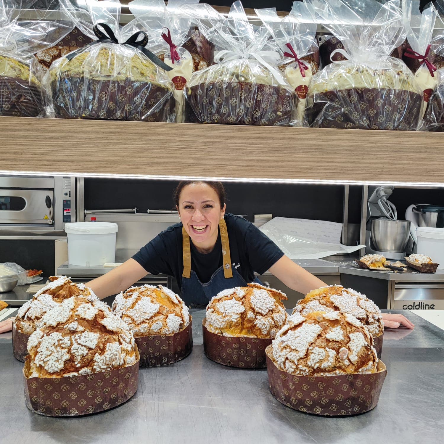 Panettoni artigianali confezionati a mano
