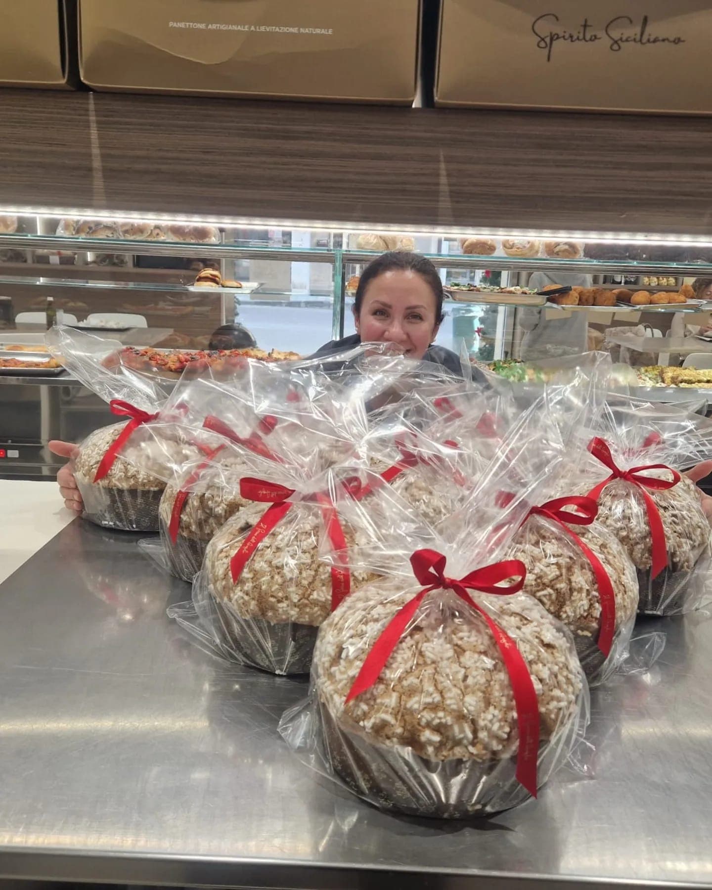 Panettoni confezionati con nastro rosso
