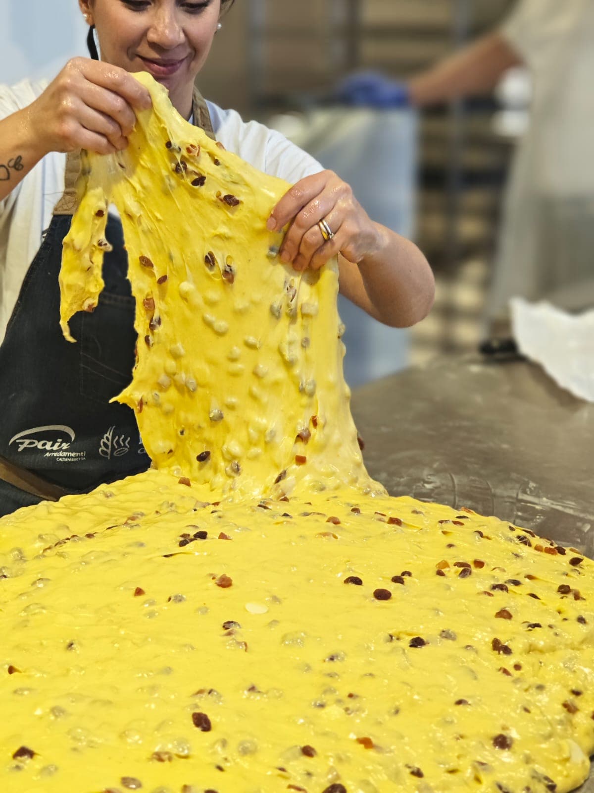 Lavorazione a mano dell'impasto con canditi