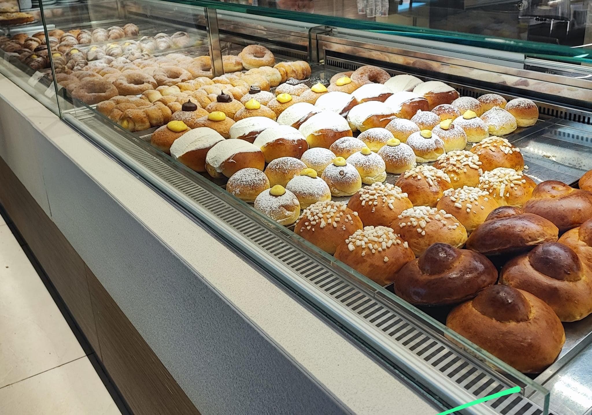 Vetrina di brioche e pasticceria fresca
